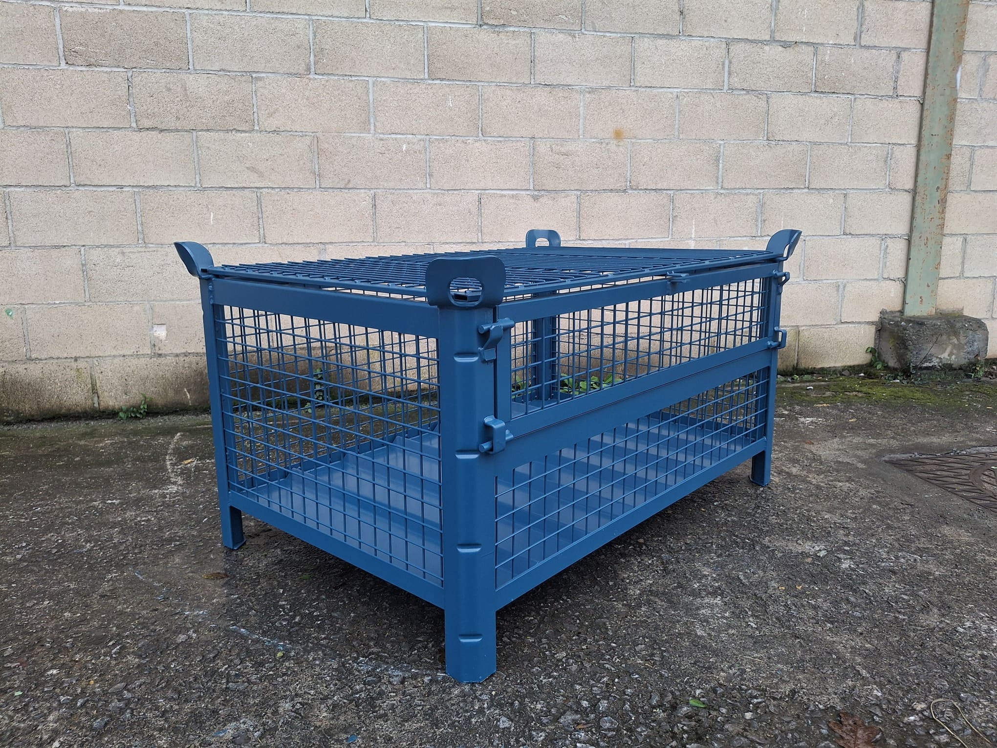 Contenedor con Lateral Abatible y Tapa Cerrada