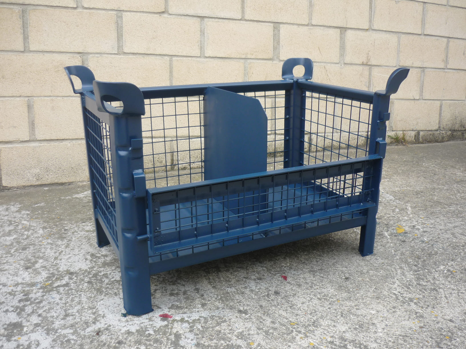 Contenedor con Lateral Abatible y Separador Central