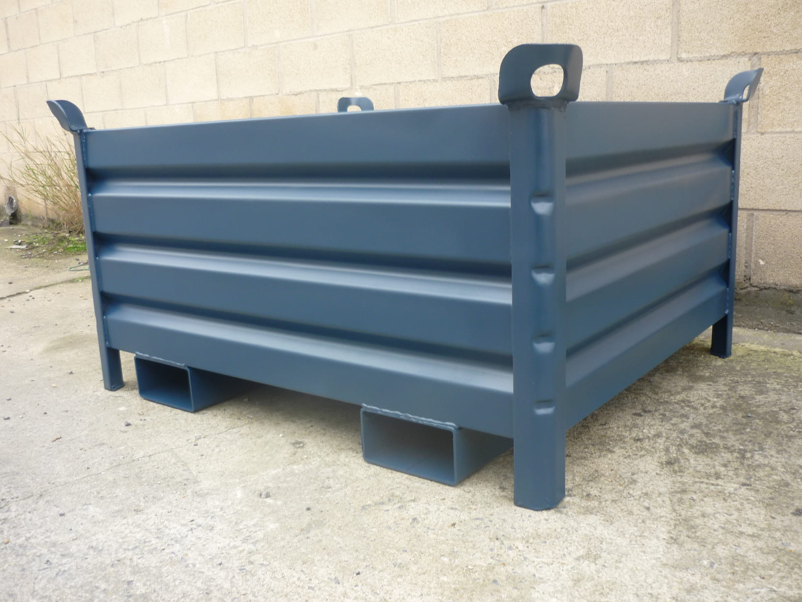 Contenedor con Patines Antivuelco