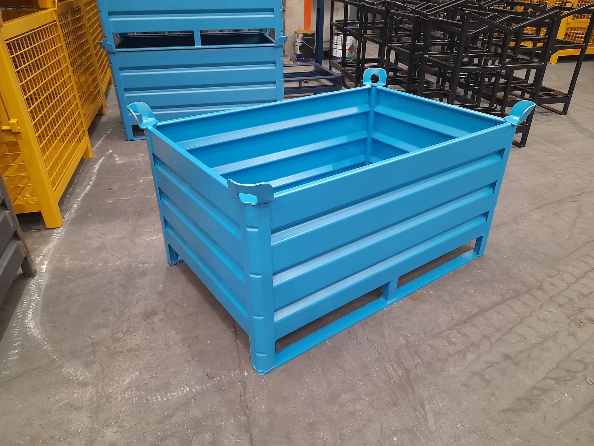 Contenedor con Patines Antivuelco