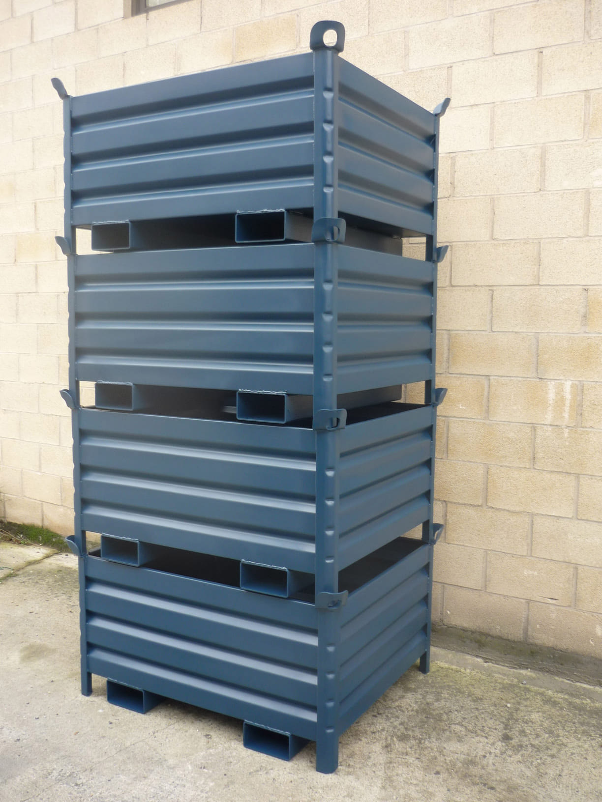 Contenedores con Patines Antivuelco Apilados