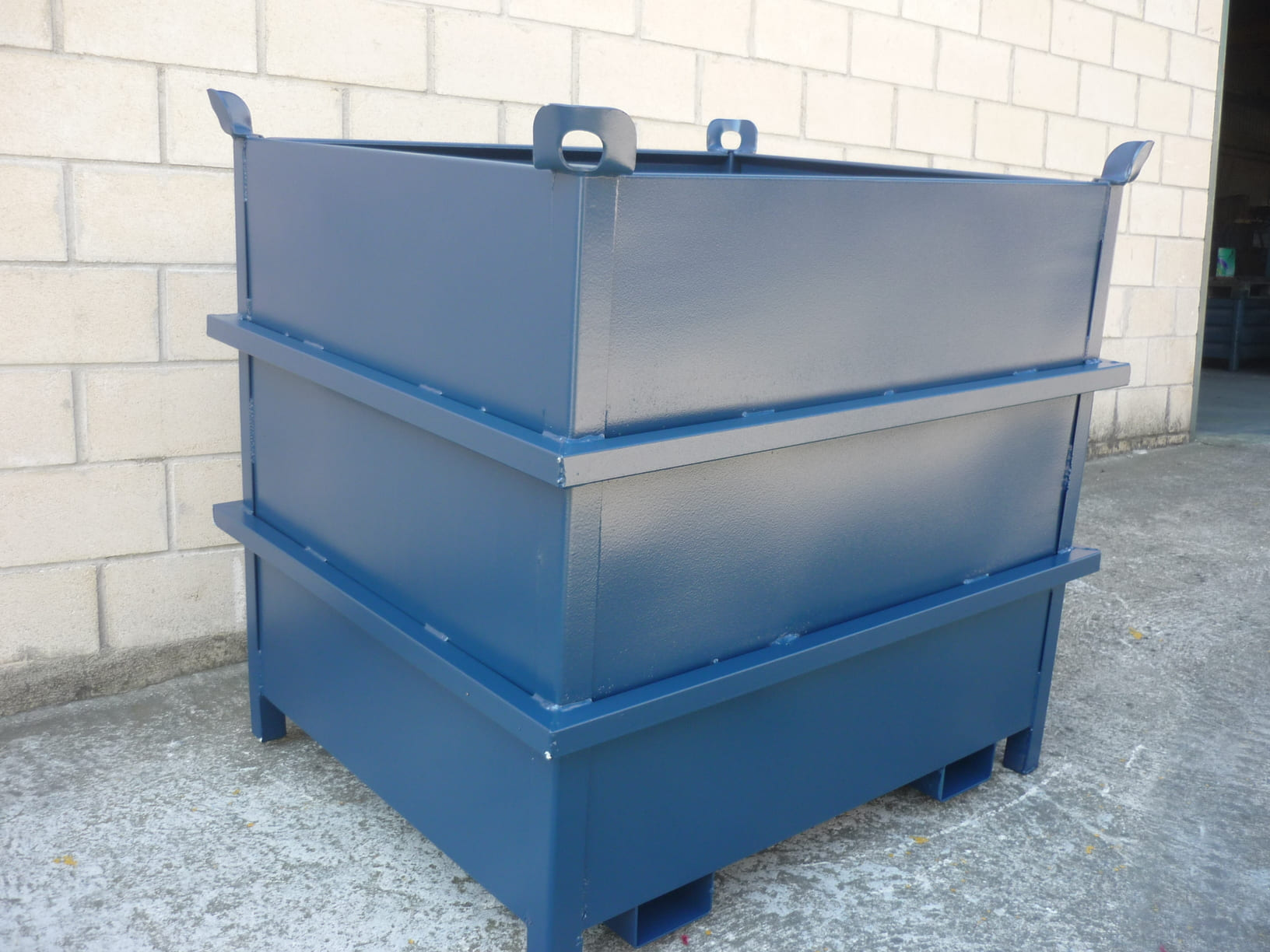 Contenedores con Patines Antivuelco Apilados