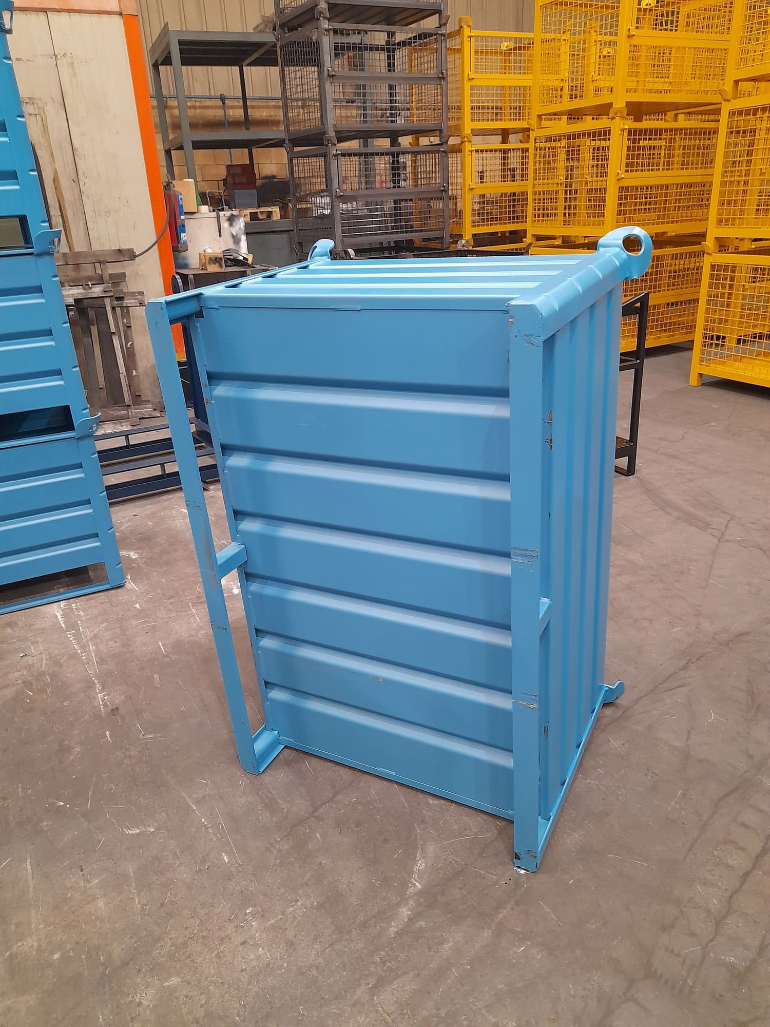 Contenedor con Patines Antivuelco en Vertical