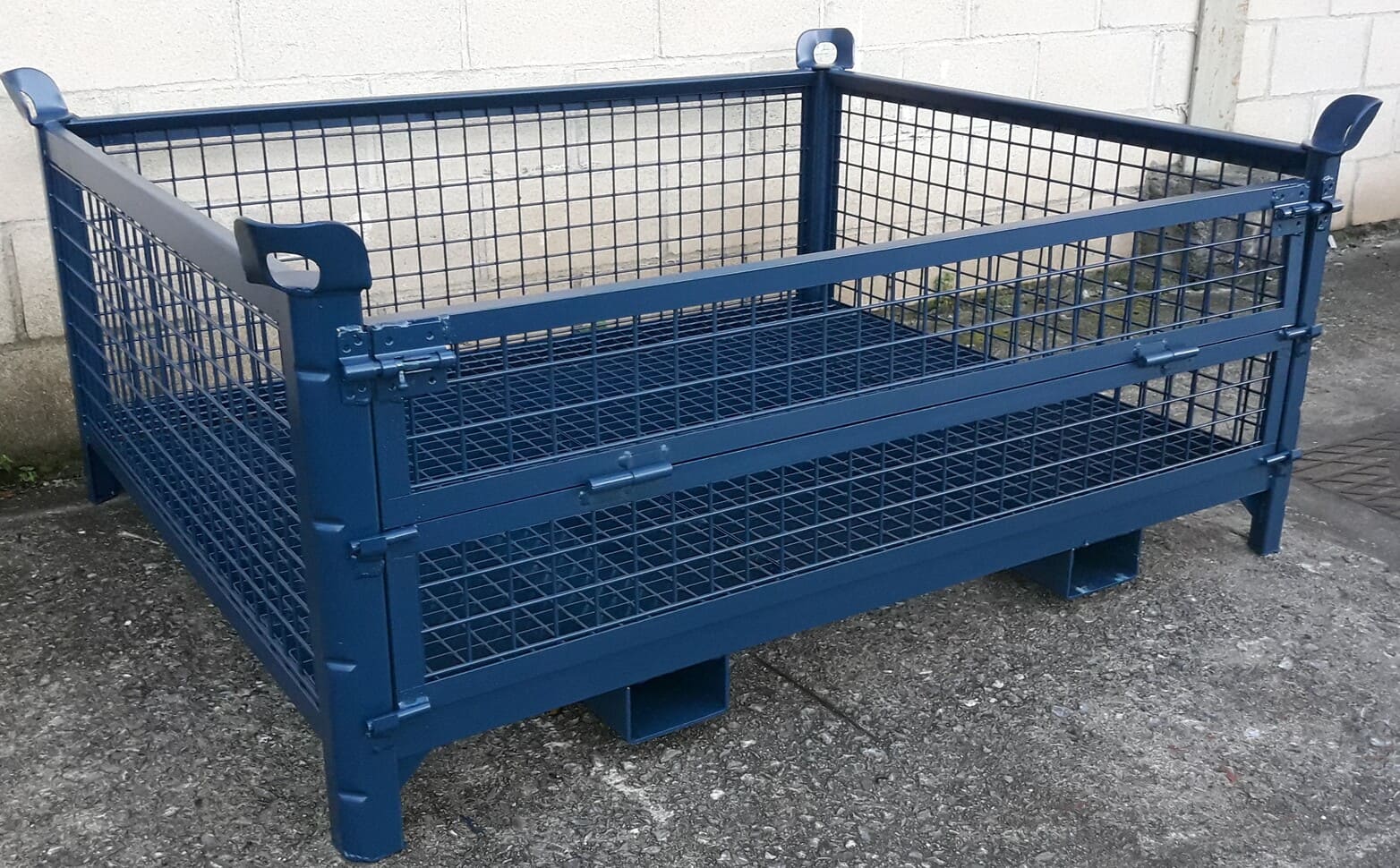 Contenedor con Entradas de Uñas para Carretillas