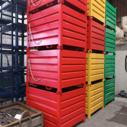 Contenedores apilados de colores con Entradas de Uñas para Carretillas