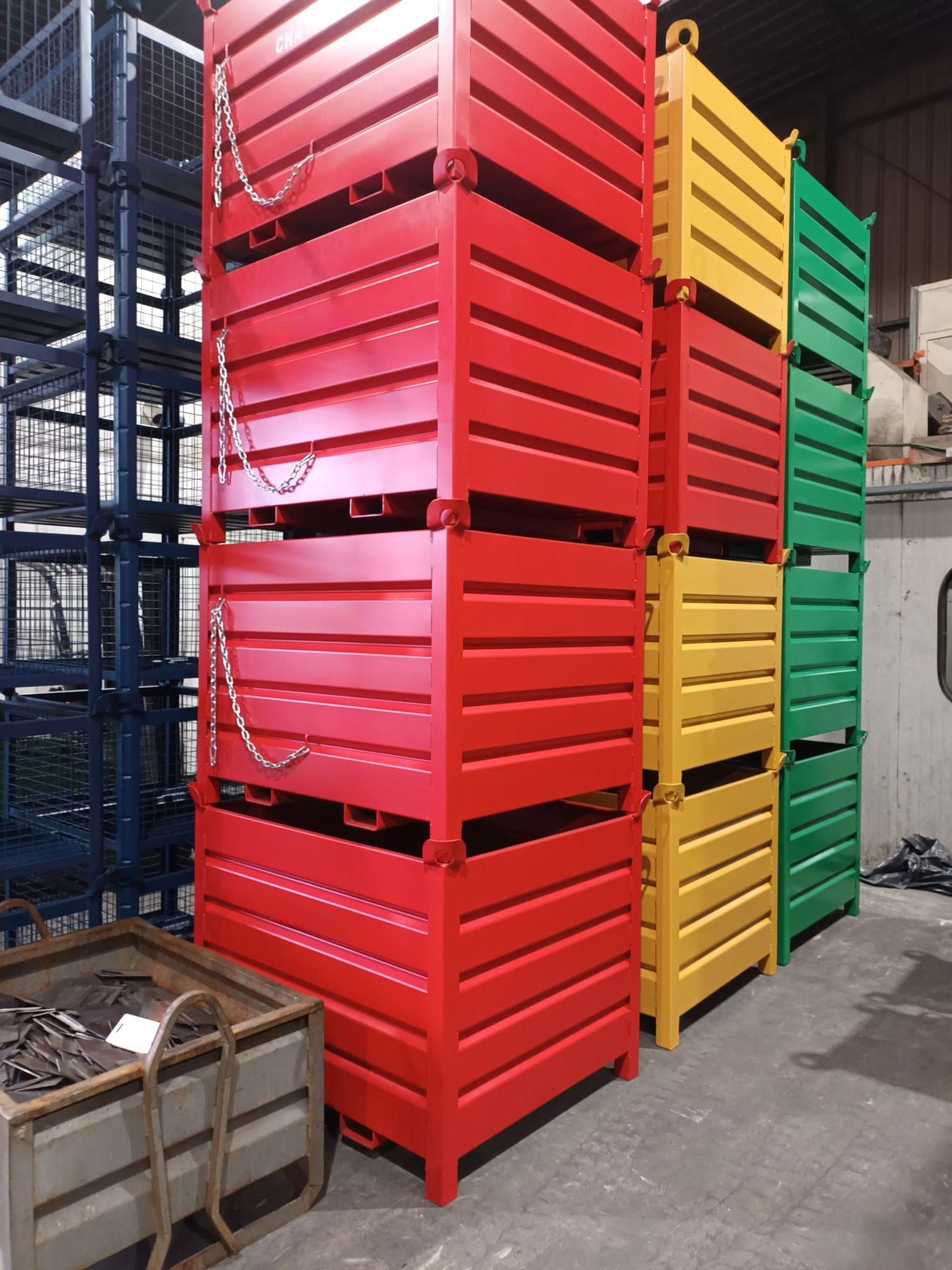 Contenedores apilados de colores con Entradas de Uñas para Carretillas