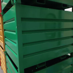 Contenedores apilados de colores con Entradas de Uñas para Carretillas