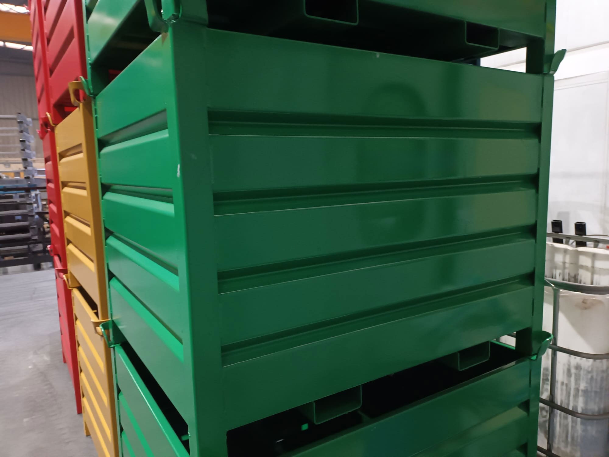 Contenedores apilados de colores con Entradas de Uñas para Carretillas