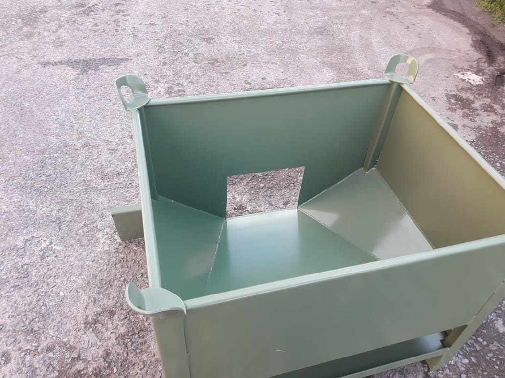 Contenedor con Fondo Inclinado y Trampilla Vaciado