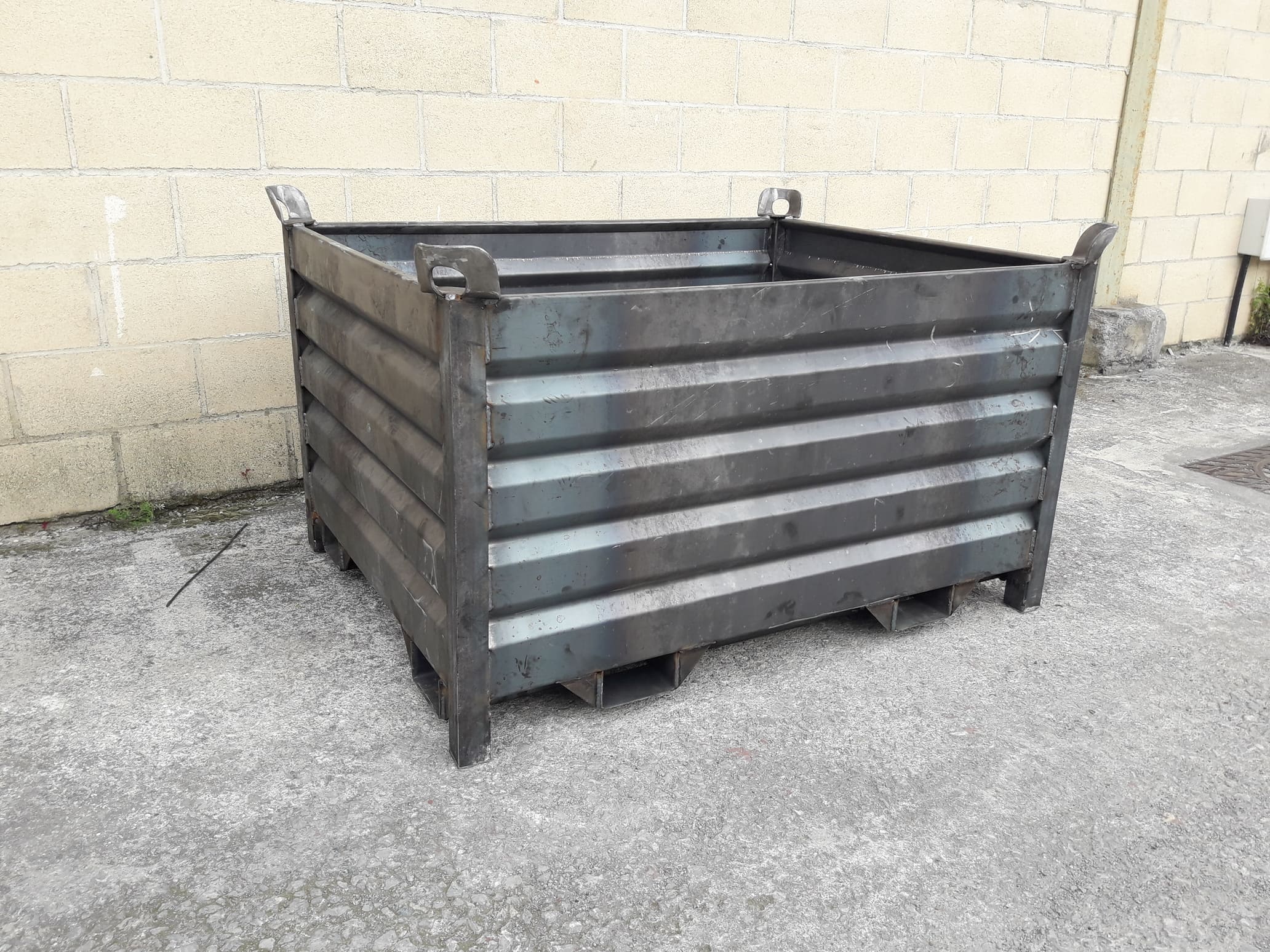 Contenedor con Entrada de Uñas 4 Lados