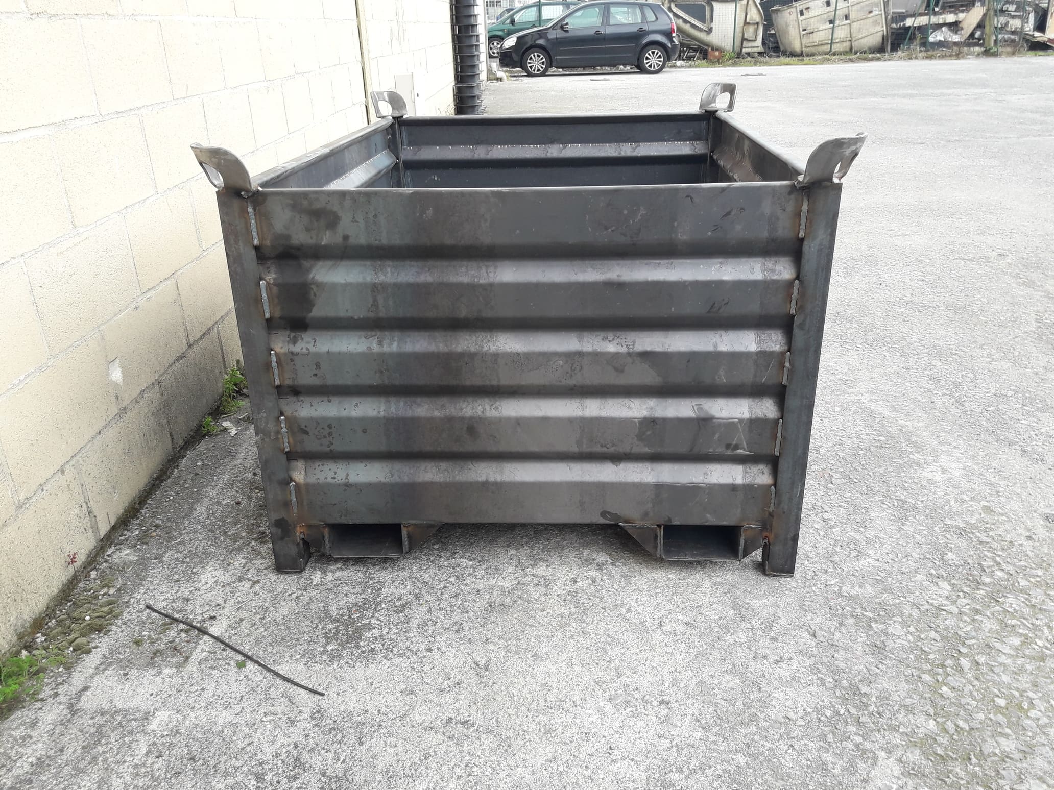 Contenedor con Entrada de Uñas 4 Lados