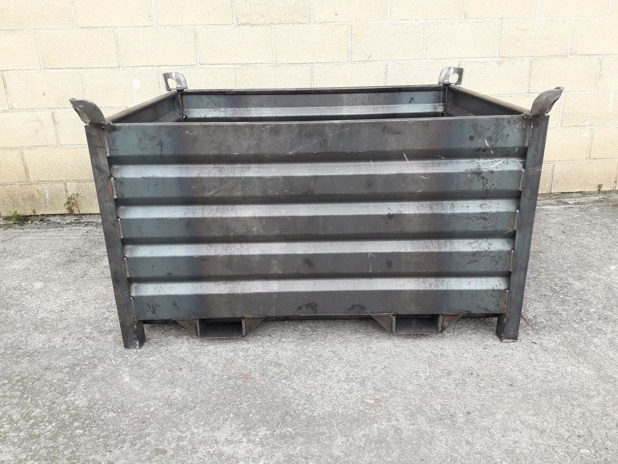 Contenedor con Entrada de Uñas 4 Lados