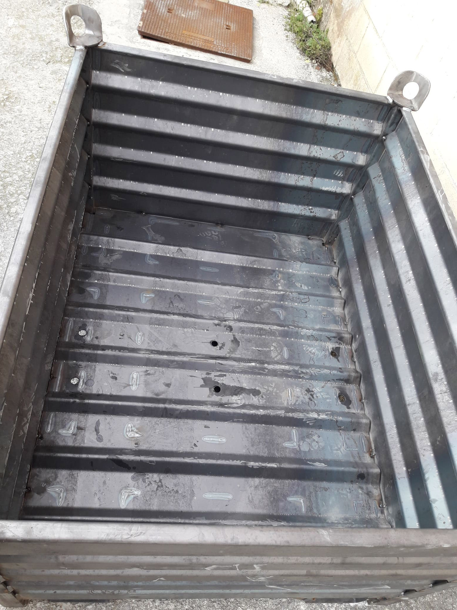 Contenedor con Entrada de Uñas 4 Lados