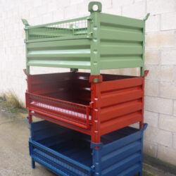 Contenedores con Laterales Abatibles Apilados de diferentes colores