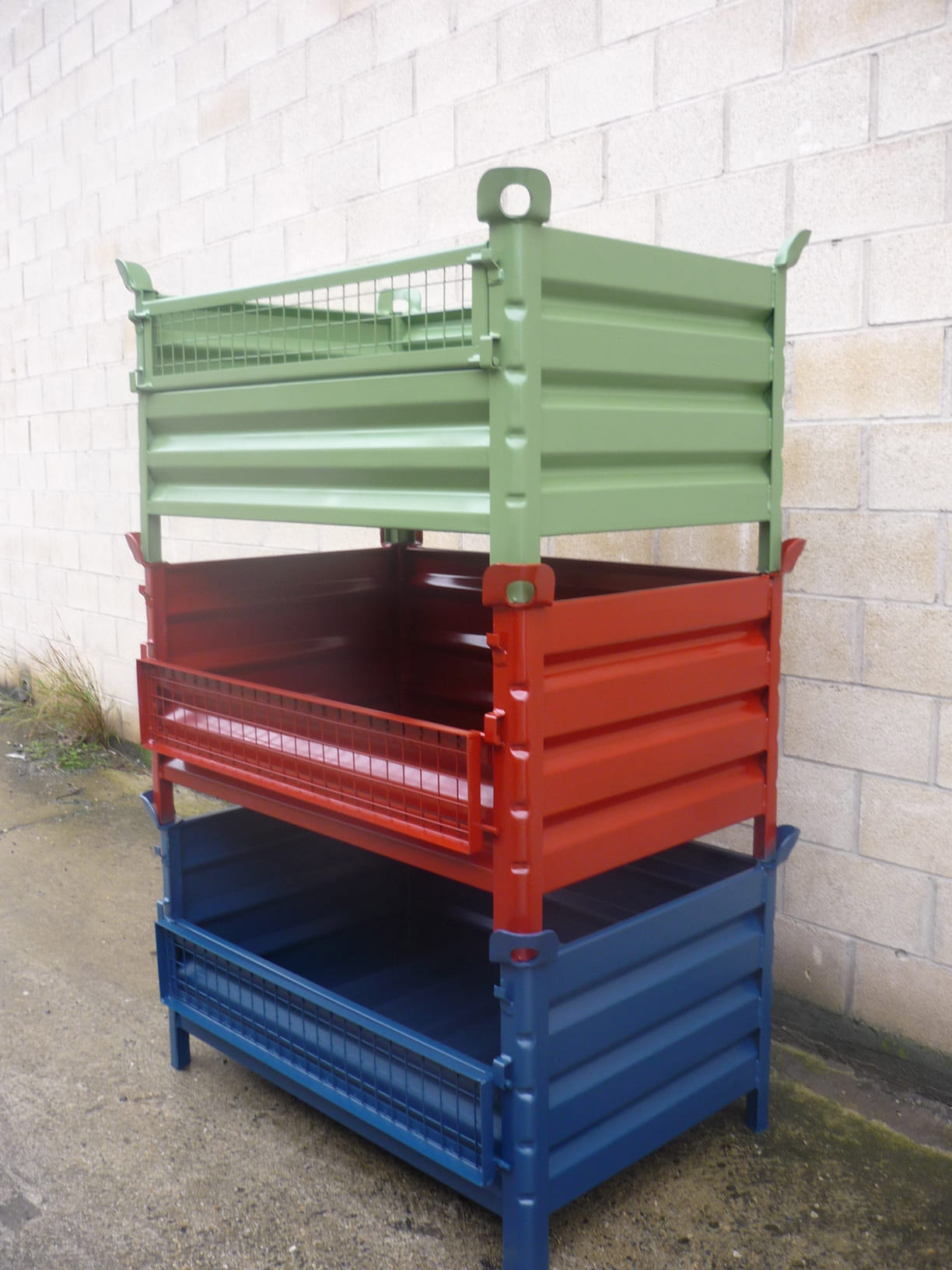 Contenedores con Laterales Abatibles Apilados de diferentes colores