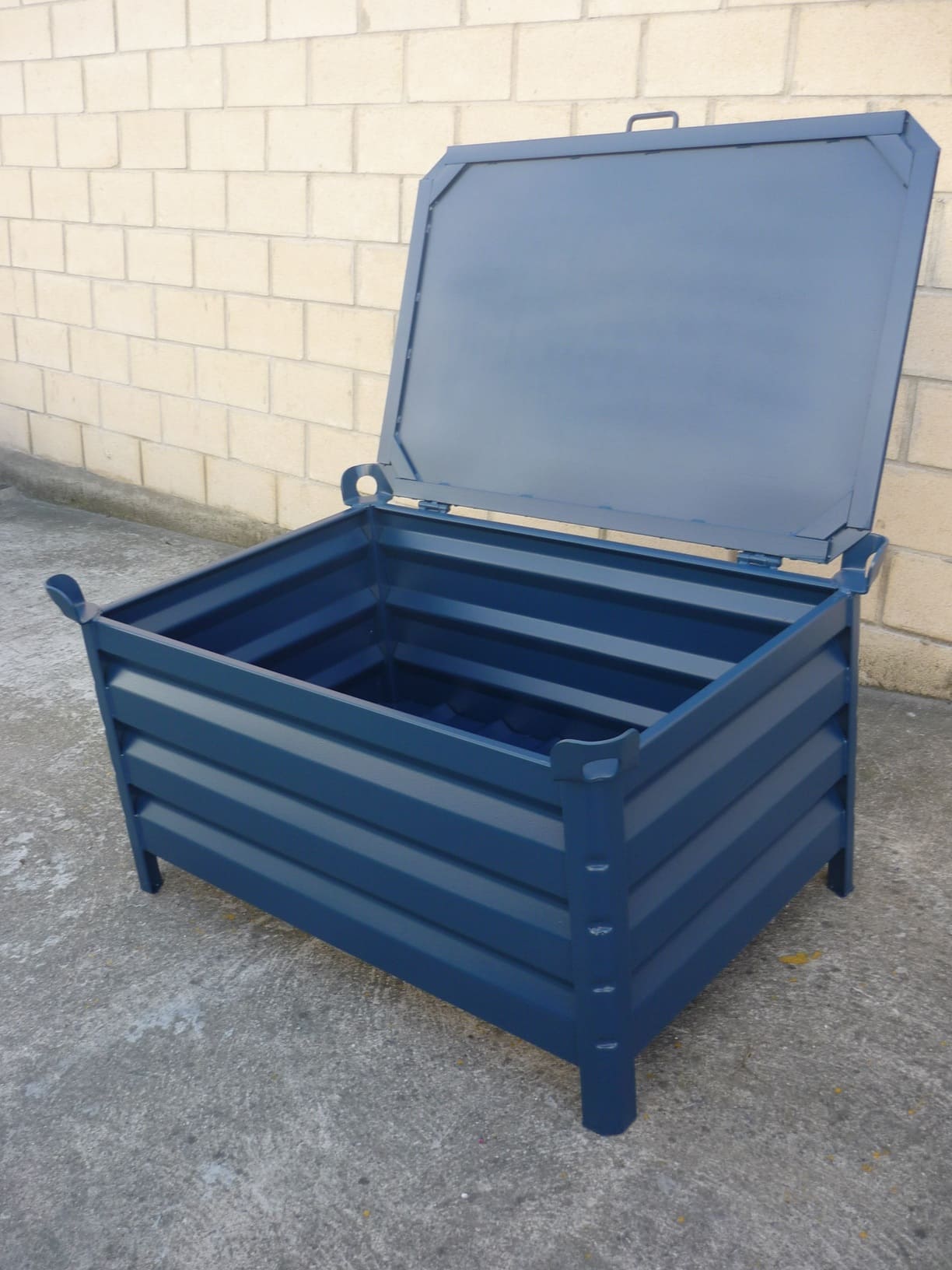 Contenedor con Tapa Abierto