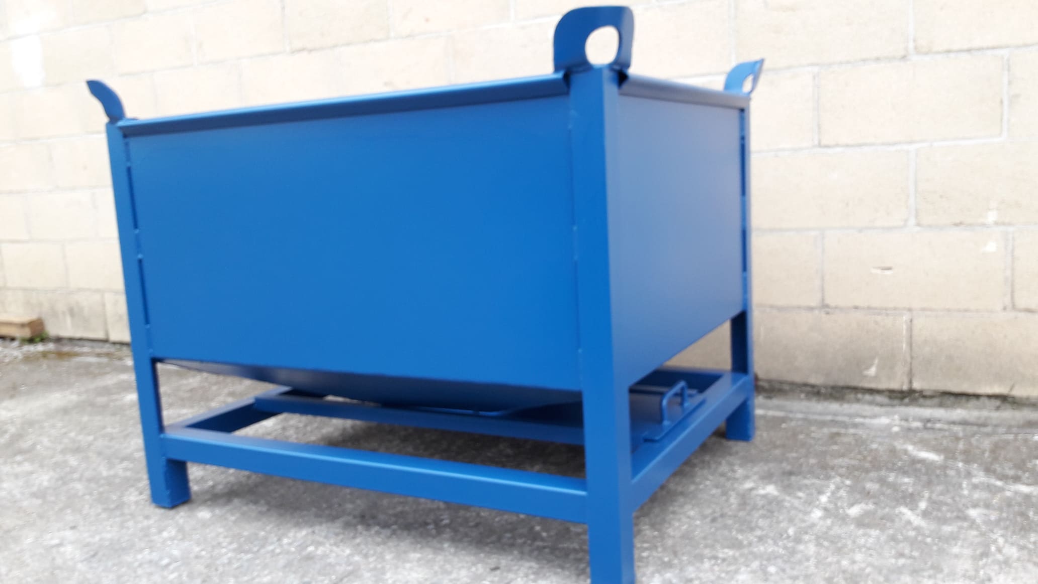 Contenedor con Tolva Apertura Tirador