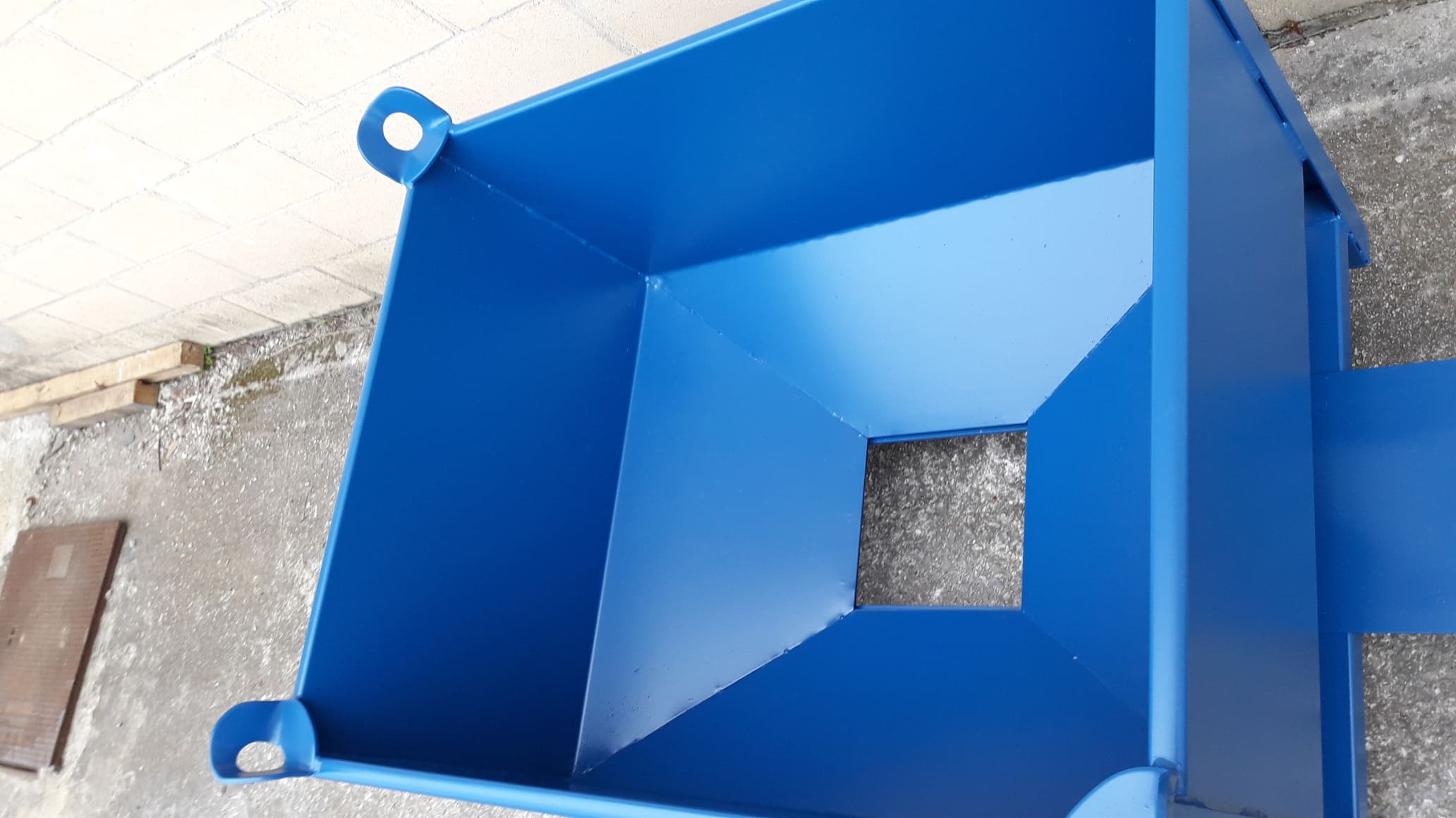 Contenedor con Tolva Apertura Tirador